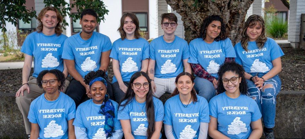 IC学生工作人员- 2023-2024 - 11名学生穿着蓝色Diversity Rocks衬衫在Ferrogiaro Quad